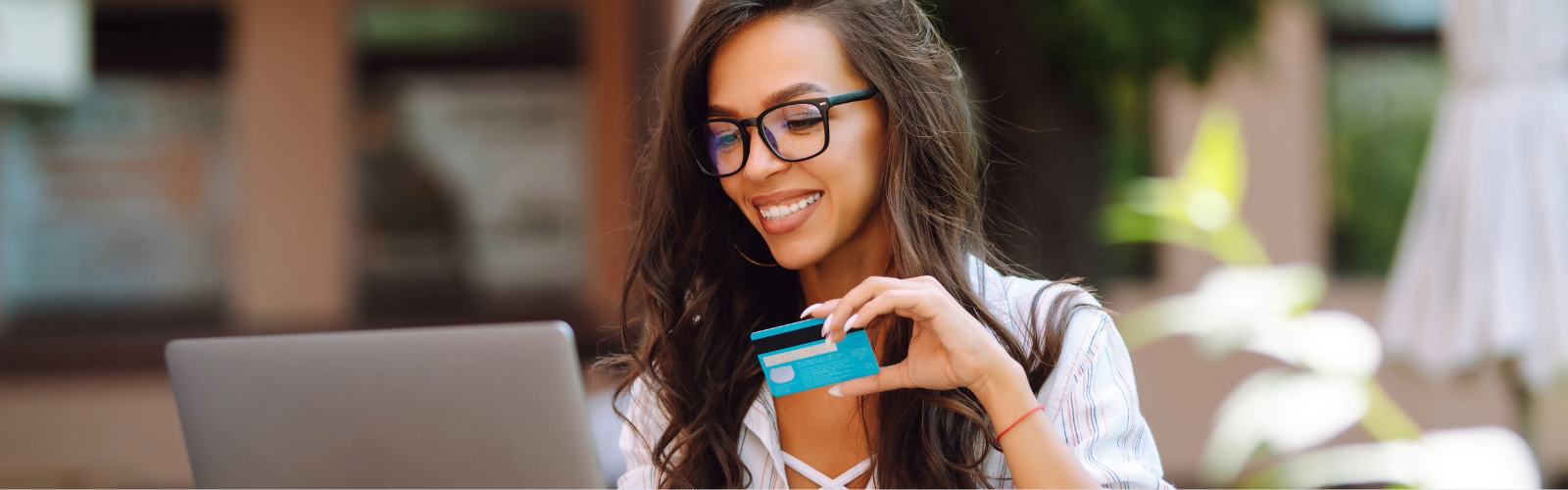 Mujer usando su tarjeta de credito