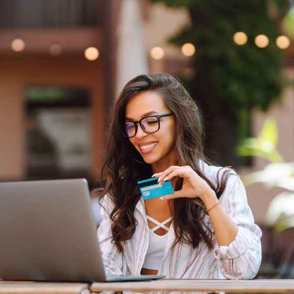 Mujer usando su tarjeta de credito