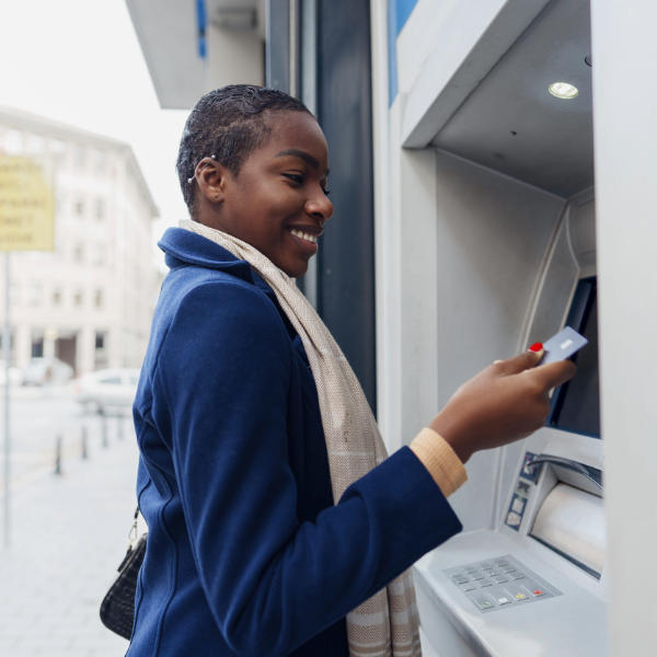 Mujer retirando dinero de cajero automatico