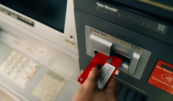 Te cubre contra la pérdida de dinero en efectivo retirado de un cajero electrónico u oficina hasta por el valor asegurado.