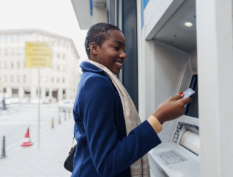 Mujer retirando dinero de un cajero automatico