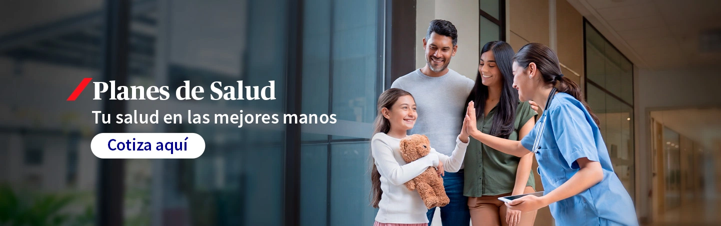 Mamá e hijo usando su plan de salud