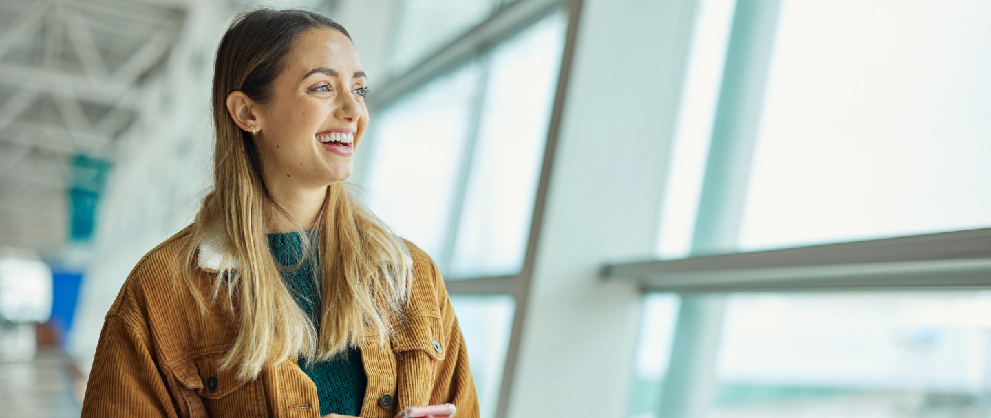 Viajera en aeropuerto