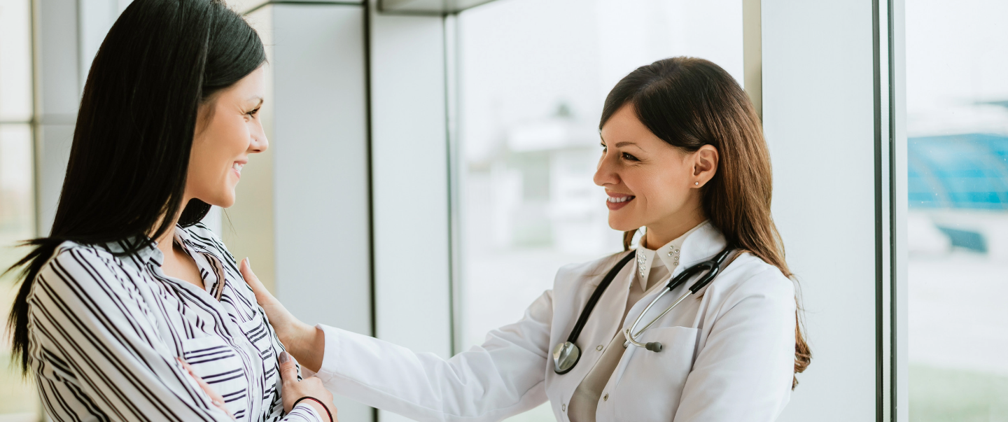 Paciente autorizando tratamiento con un medico