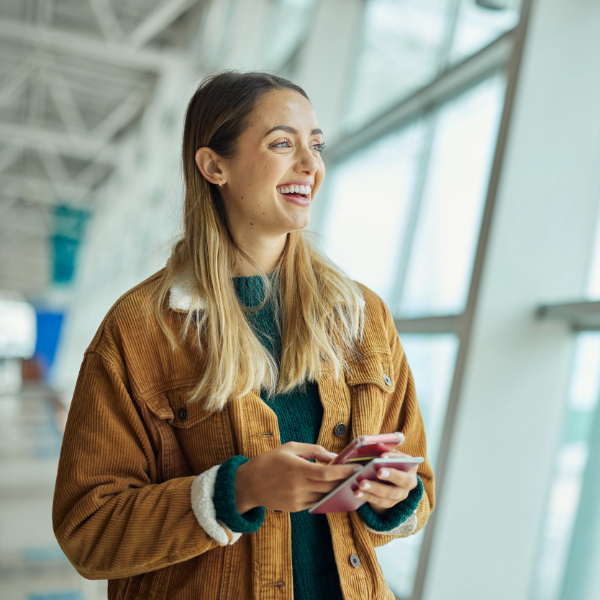 Viajera en aeropuerto