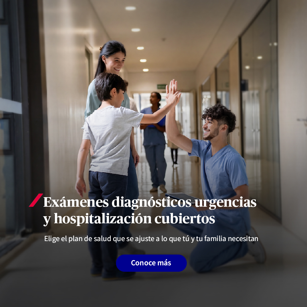 Mamá e hijo usando su plan de salud