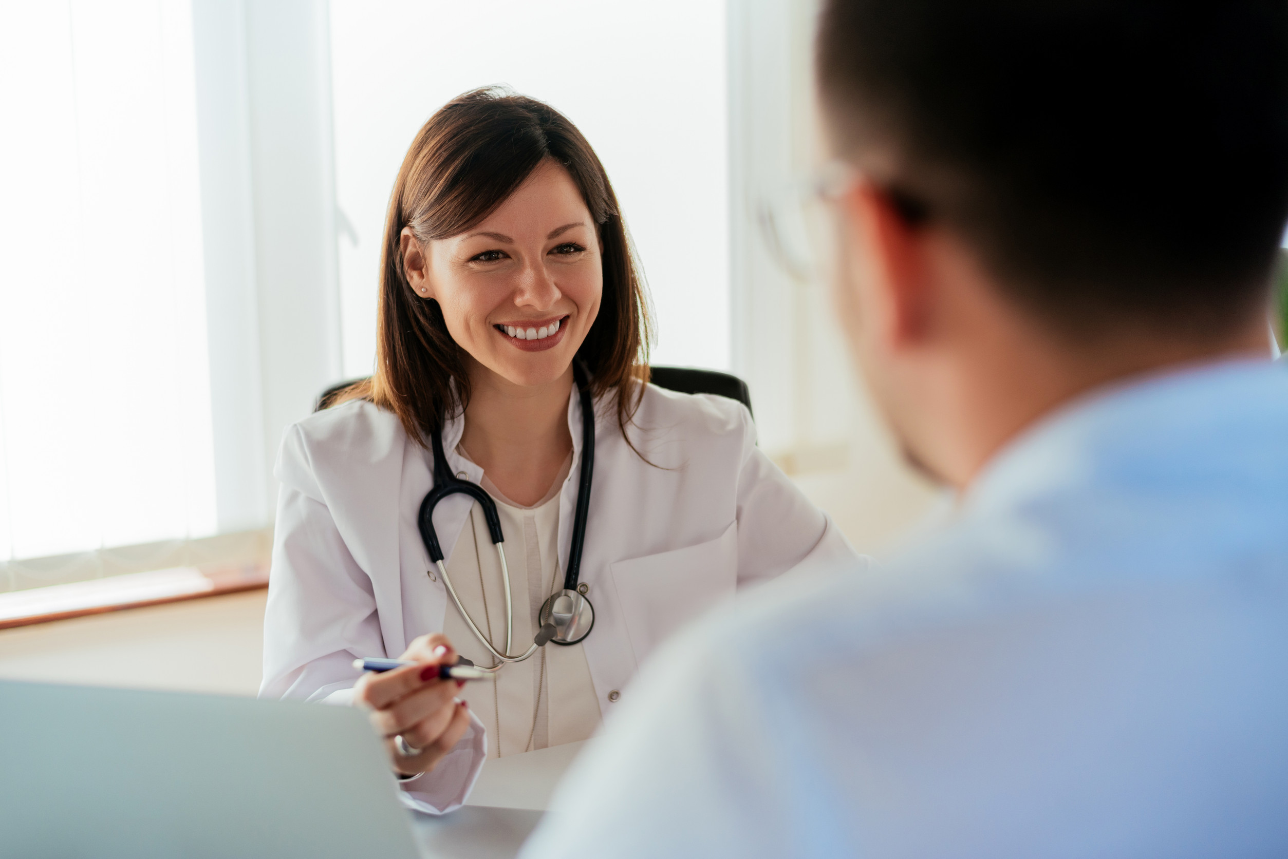 Doctora leyendo resultados médicos