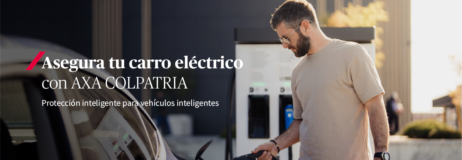 Hombre conectando su auto eléctrico