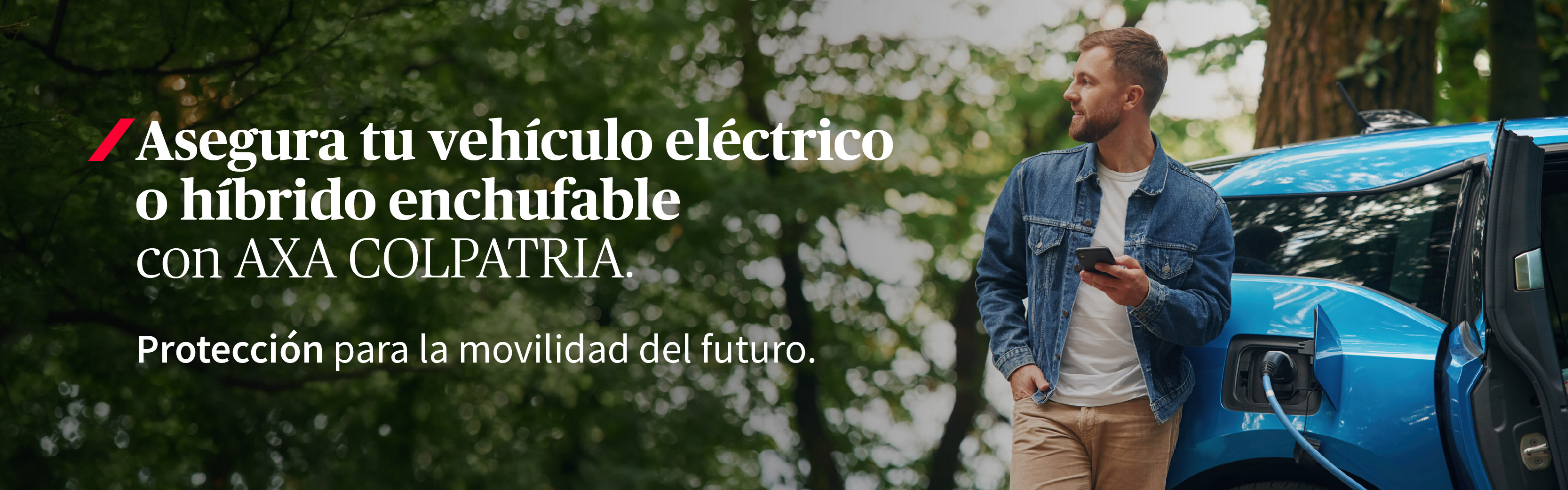 Hombre conectando su auto eléctrico