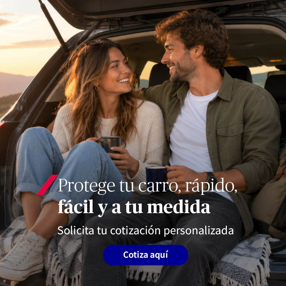pareja disfrutando de su carro