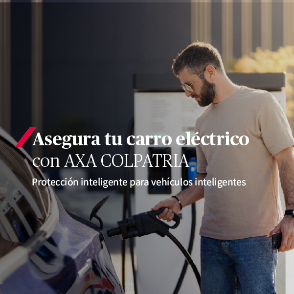Hombre conectando su auto eléctrico
