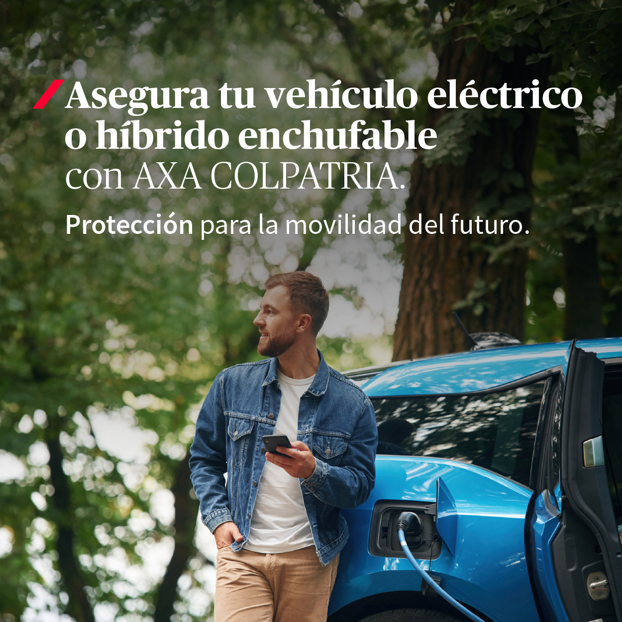 Hombre conectando su auto eléctrico