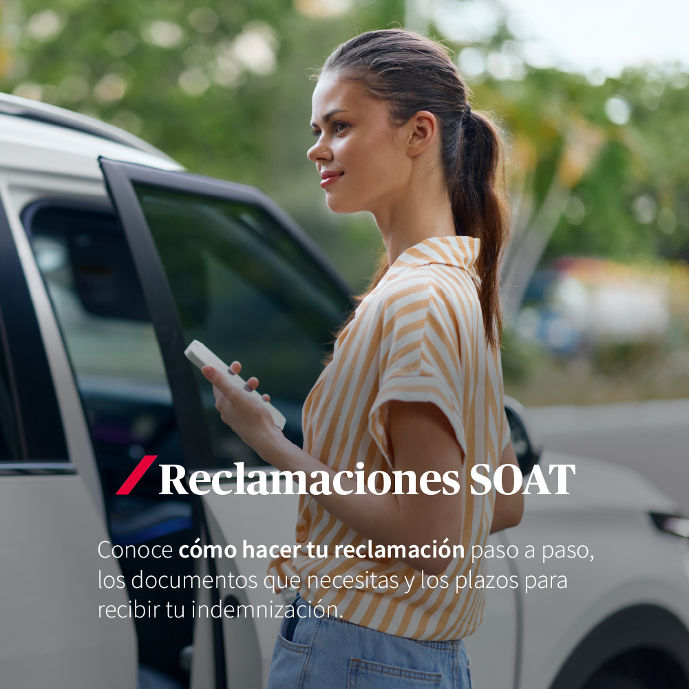 Mujer al lado de su auto haciendo una reclamación a través de su celular
