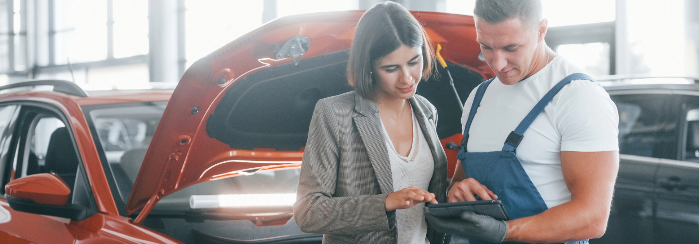 Mujer en taller de autos