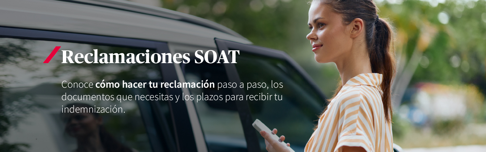 Mujer al lado de su auto haciendo una reclamación a través de su celular
