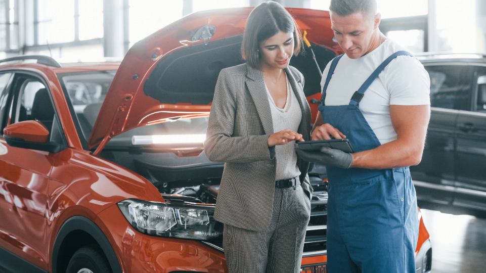 Mujer  en taller de autos