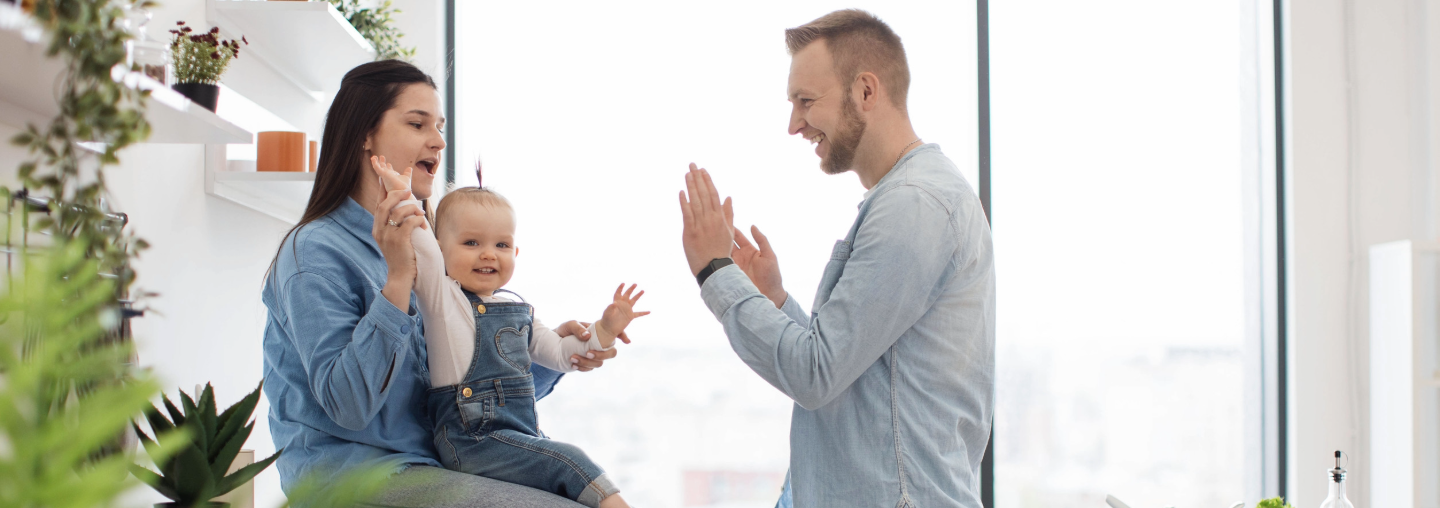 Padres compartiendo con su bebé