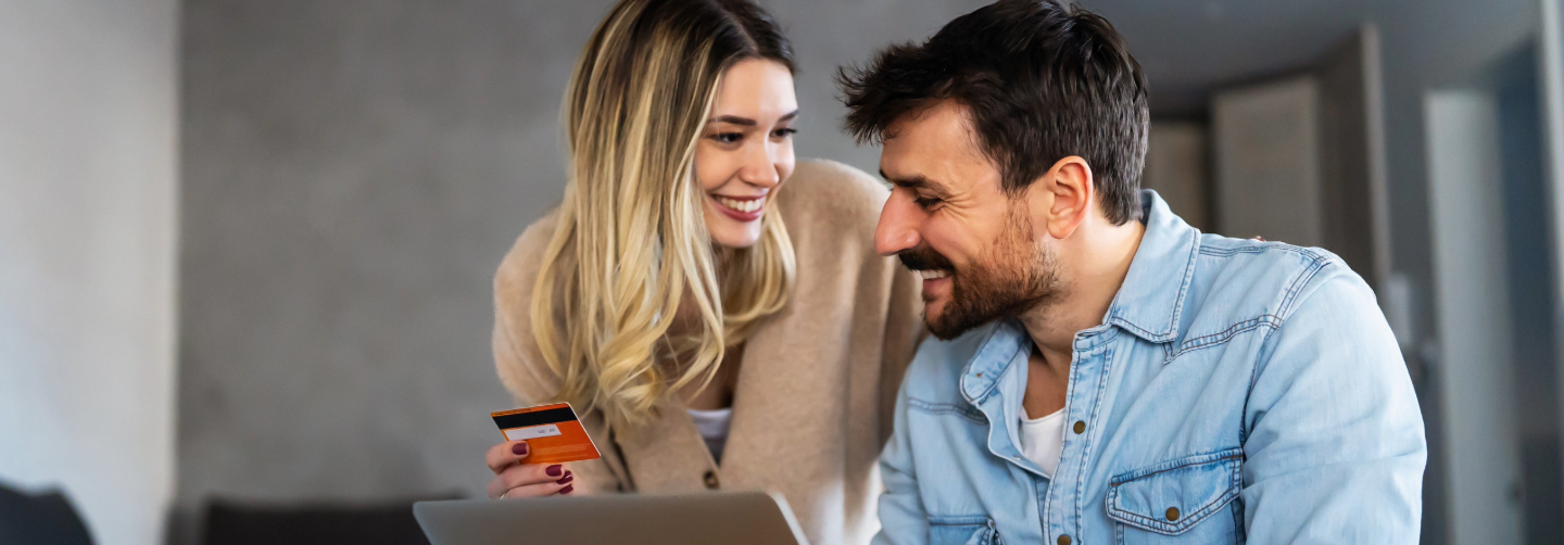 Pareja revisando sus finanzas