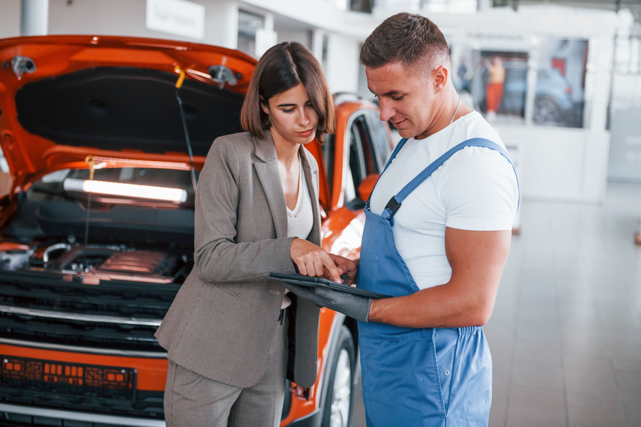 Mujer en taller arreglando su auto