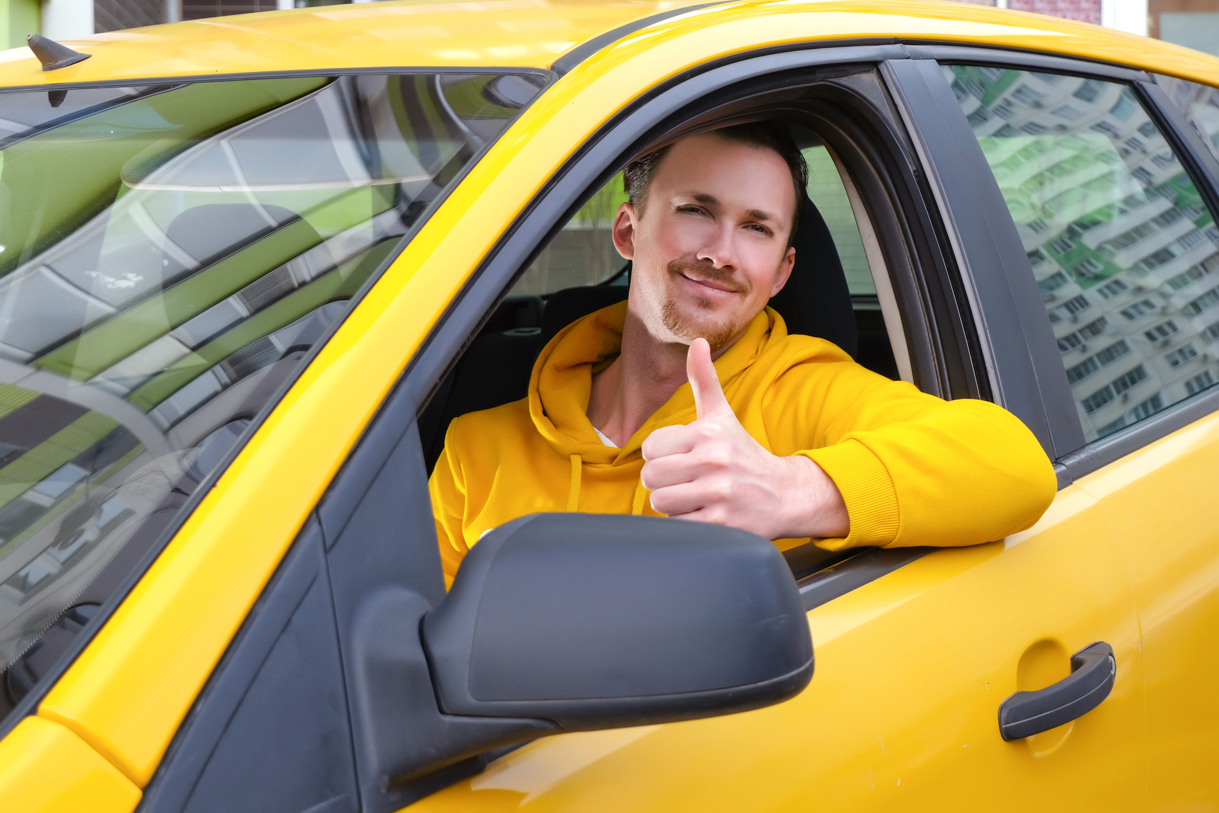 Taxista en su vehículo
