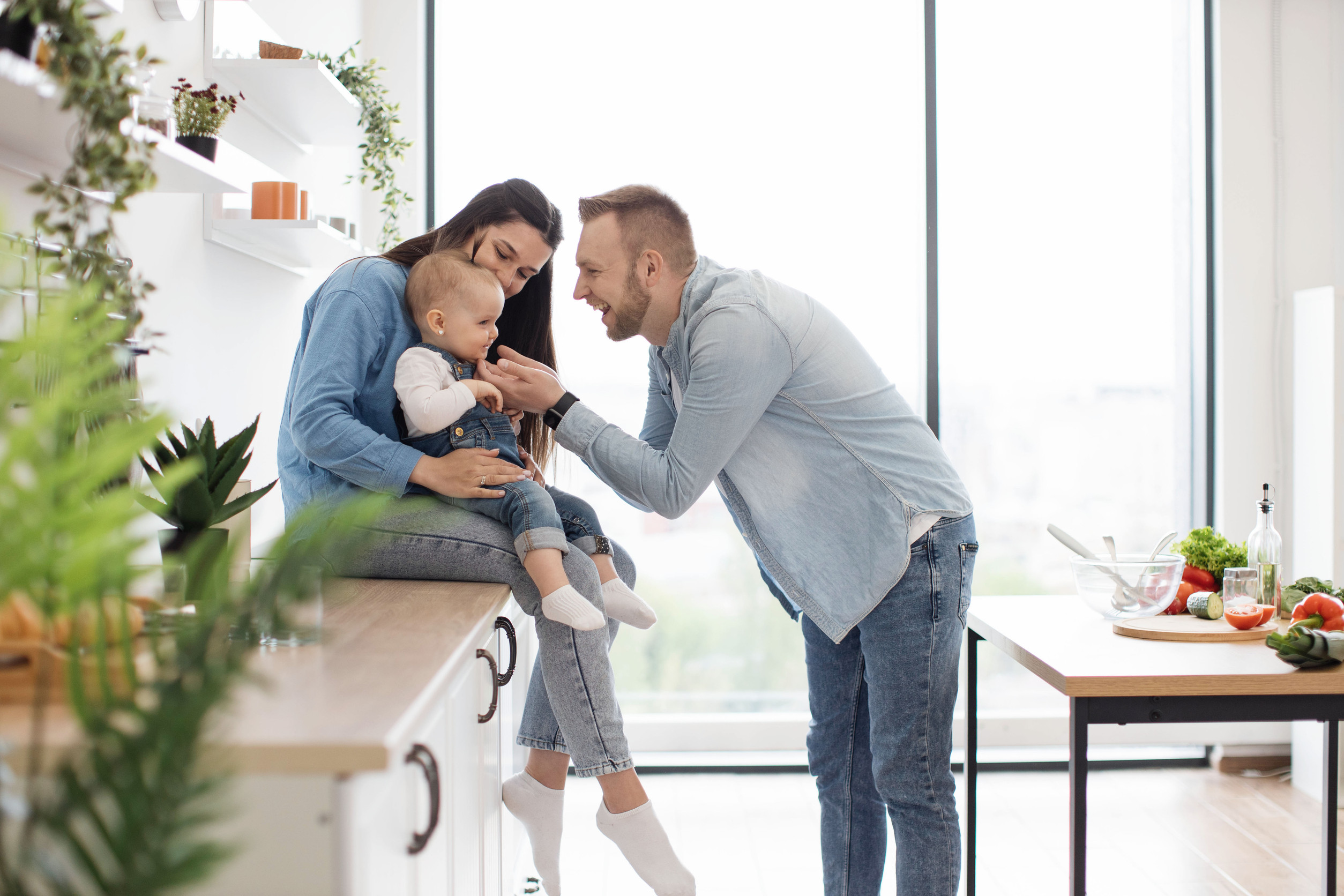 Padres compartiendo con su bebé