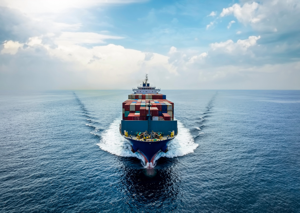 Barco con contenedores