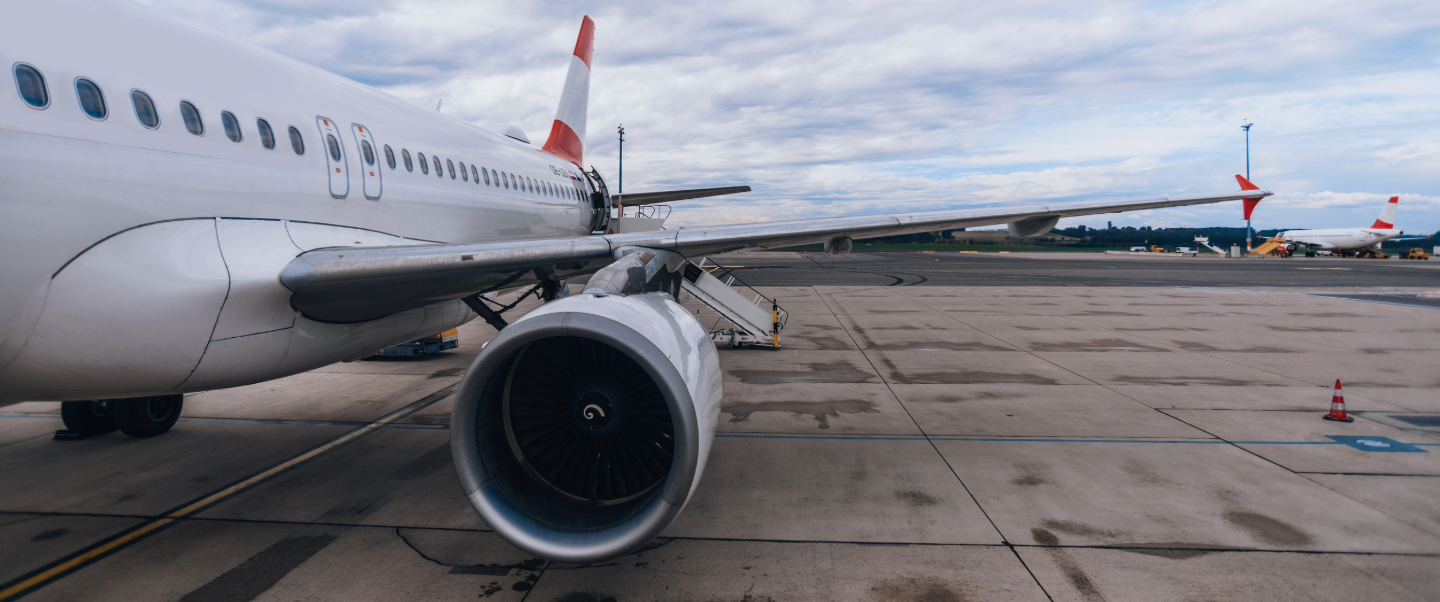 Aeropuerto, avión siendo abordado