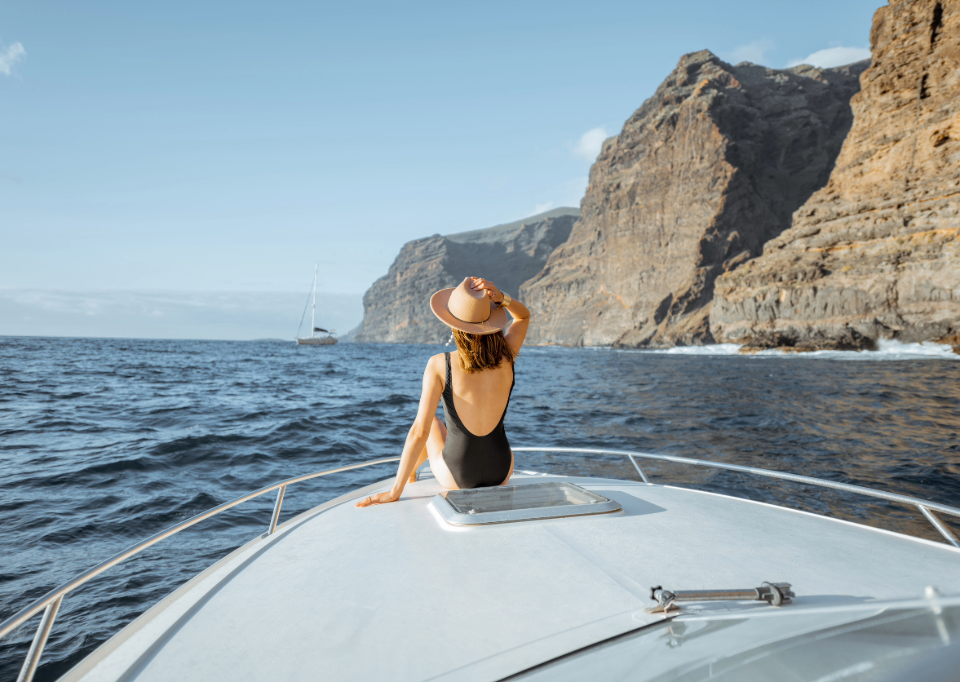 Mujer disfrutando en un yate