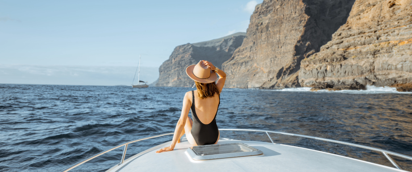 Mujer disfrutando en un yate