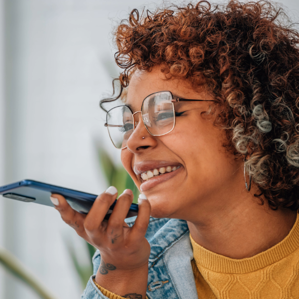 Mujer hablando por teléfono celular