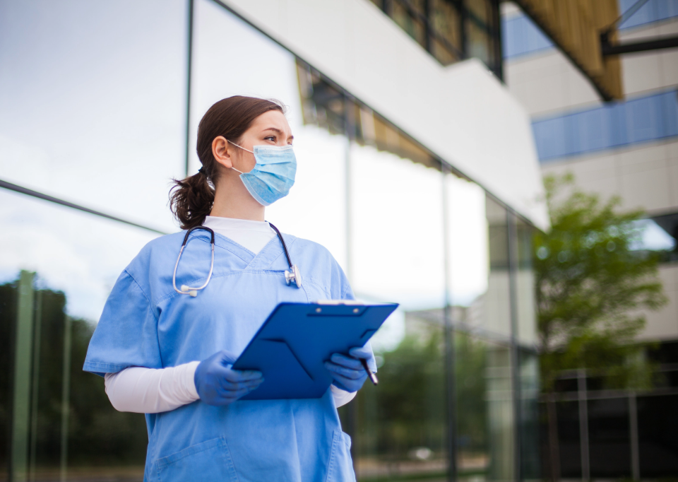 Doctora afuera de centro médico