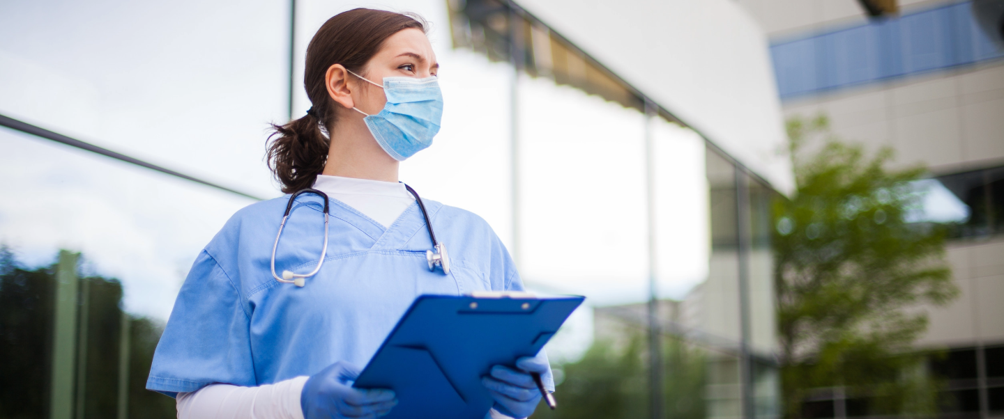 Doctora afuera de centro médico
