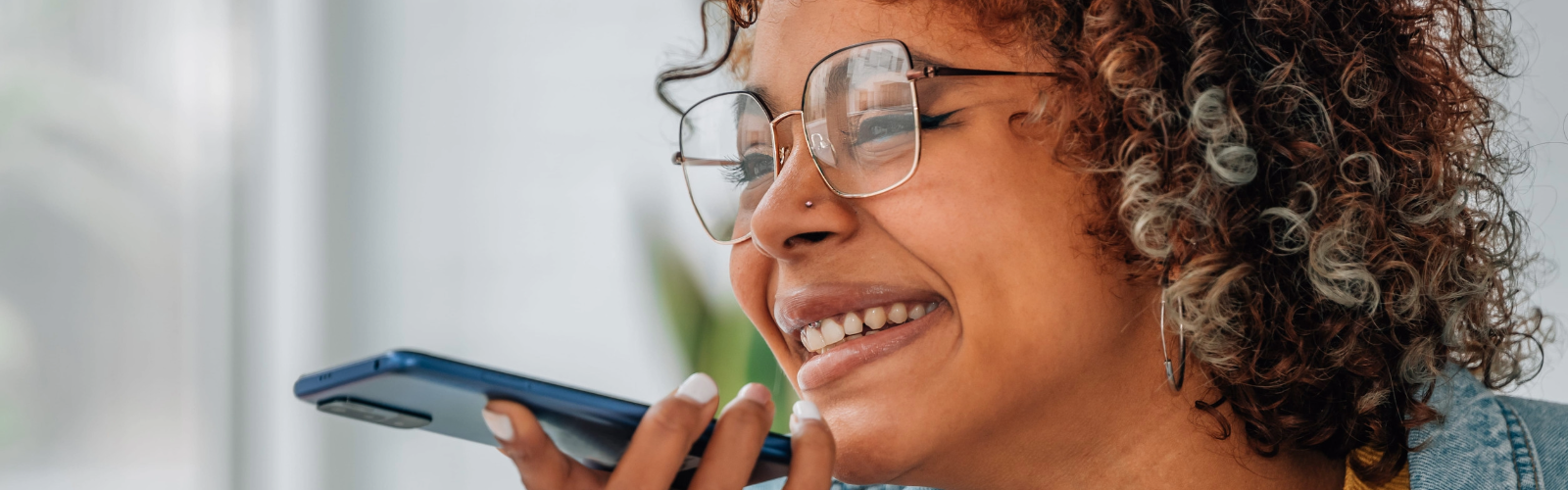 Mujer hablando por teléfono celular