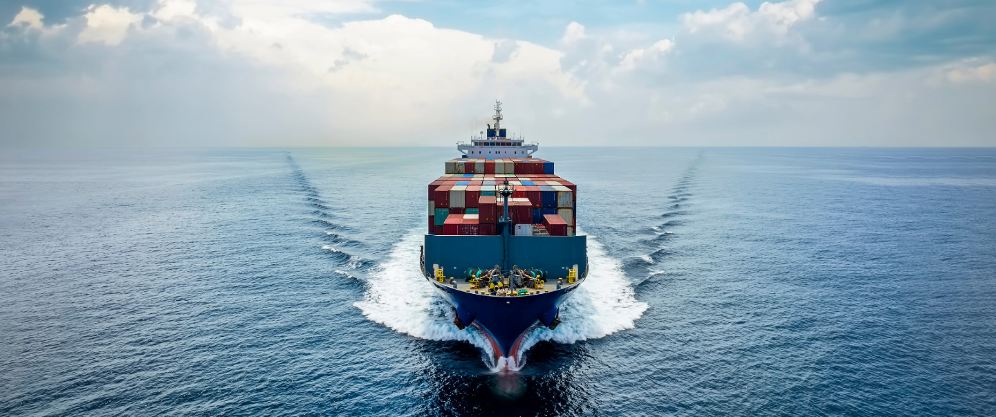 Barco con contenedores