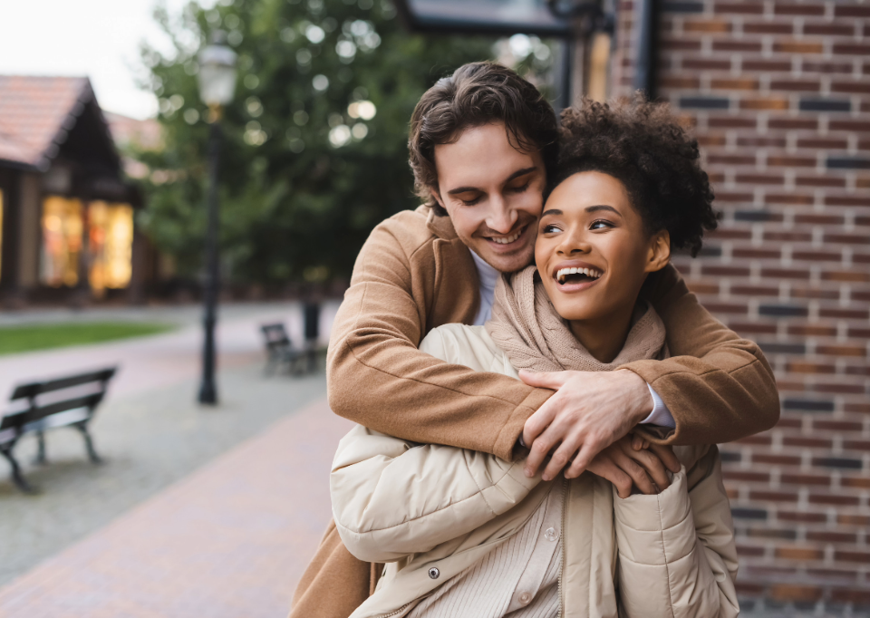 pareja abrazada sonriente