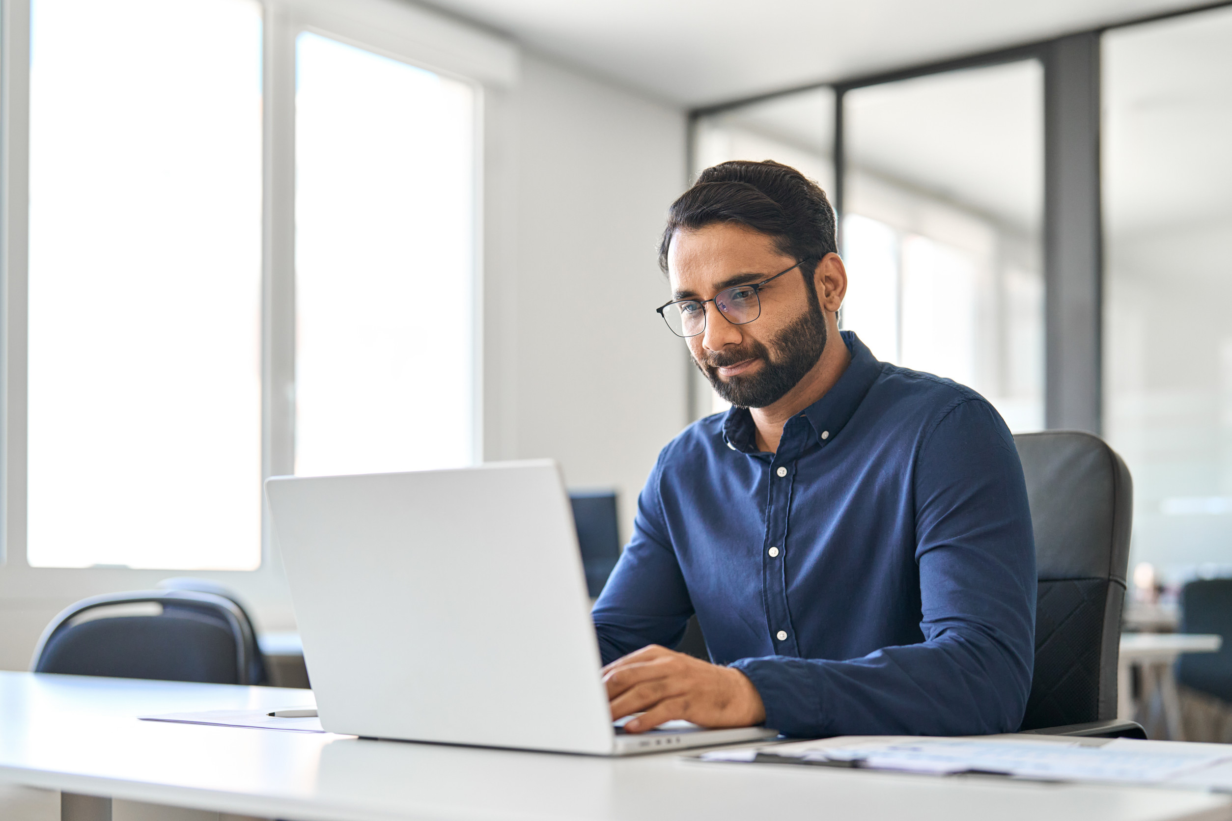 empresario trabajando desde un computador