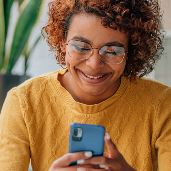 Mujer hablando por telefono celular