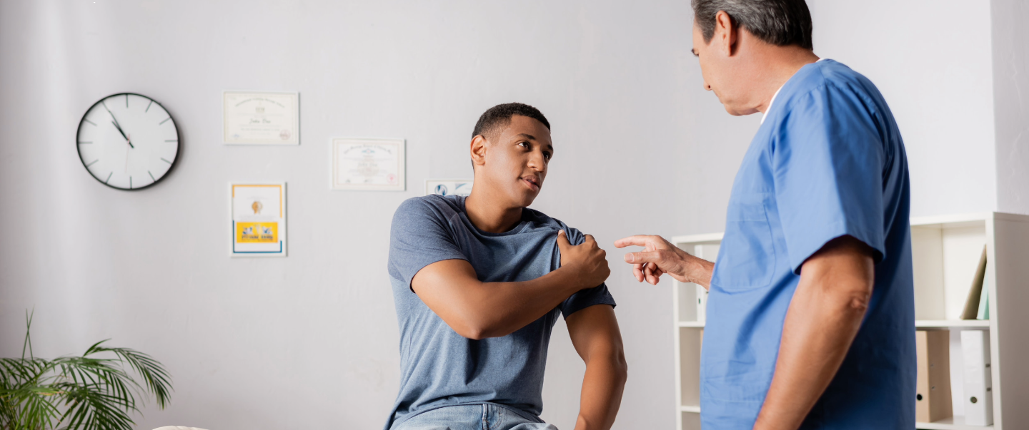 Doctor examinando a trabajador