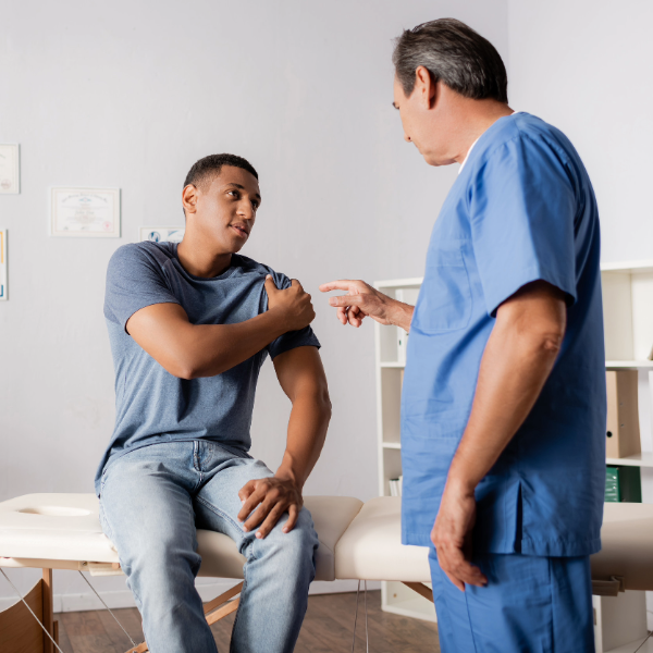 Doctor examinando a trabajador