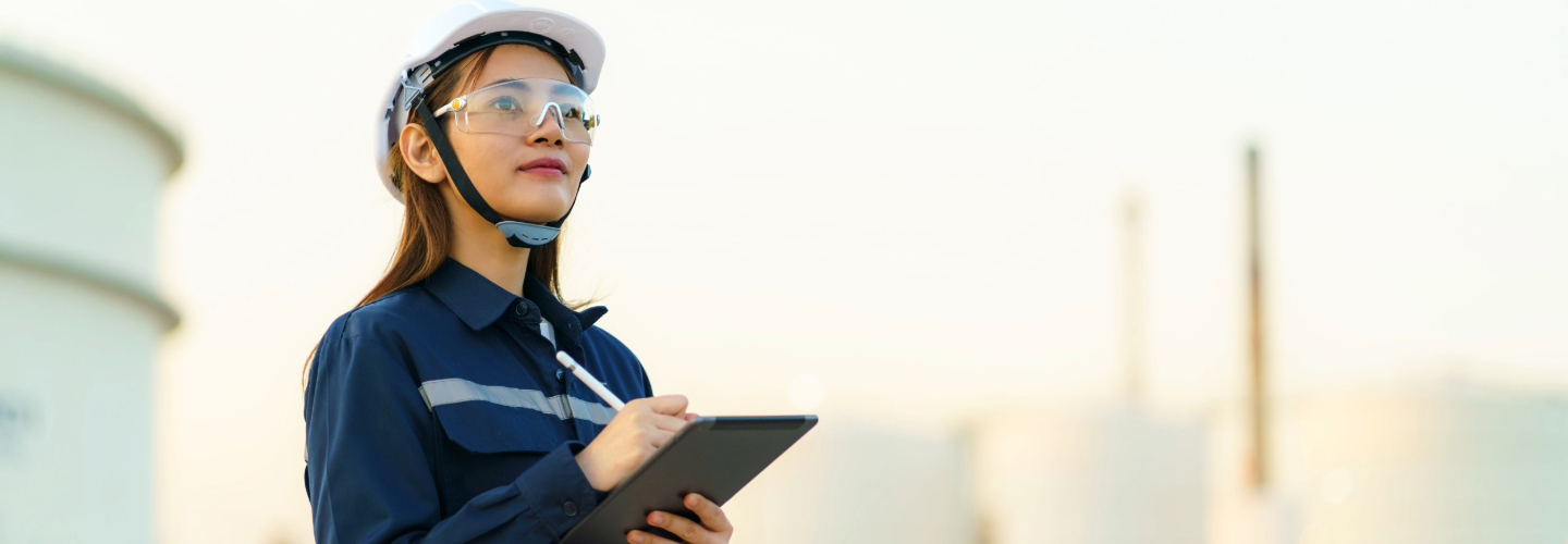Trabajadora mirando al horizonte desde un edificio alto
