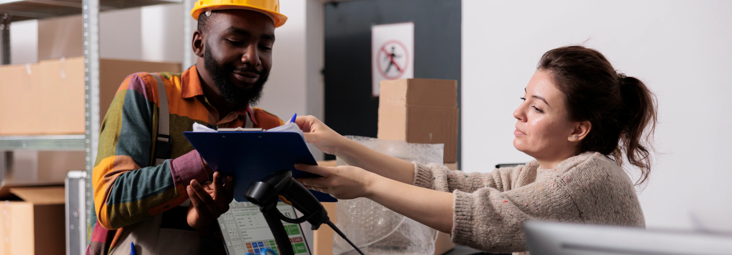 Trabajador recibiendo recomendaciones