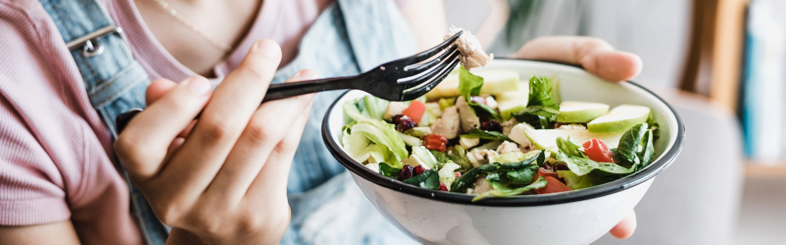 mujer comiendo una ensalada como parte de un menú saludable para la semana