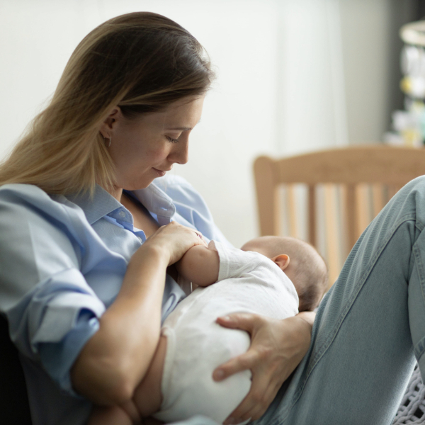 madre amamantando a su bebé recién nacido durante la lactancia materna