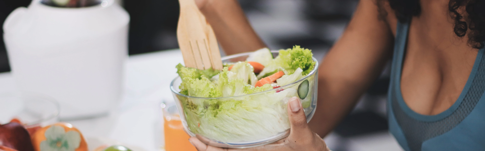 nutricionista muestra vegetales durante una consulta sobre alimentación saludable diaria