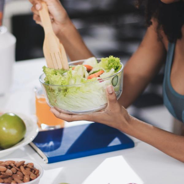 nutricionista muestra vegetales durante una consulta sobre alimentación saludable diaria