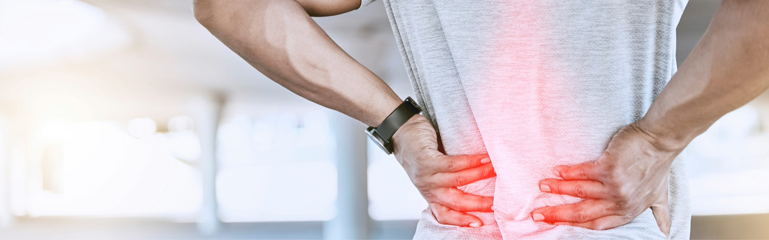 hombre tomando atleta con molestia en la zona lumbar después del entrenamiento, imagen relacionada con ejercicios para el dolor de espalda baja y prevención de lesiones.con limón como uno de los remedios caseros para la tos con flema y el alivio de la congestión