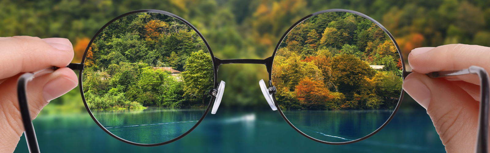 gafas de corrección visual observando el paisaje con mayor claridad, representando la miopía