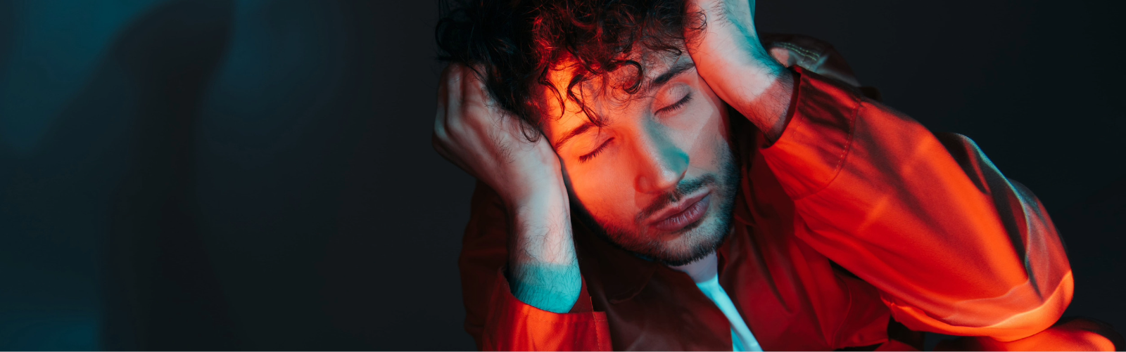 hombre con preocupación emocional relacionada con los síntomas de la ansiedad