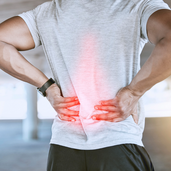 atleta con molestia en la zona lumbar después del entrenamiento, imagen relacionada con ejercicios para el dolor de espalda baja y prevención de lesiones.