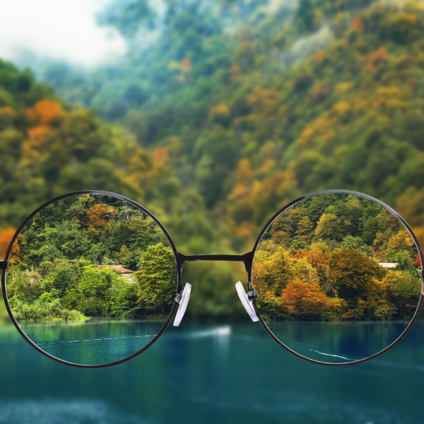 gafas de corrección visual observando el paisaje con mayor claridad, representando la miopía